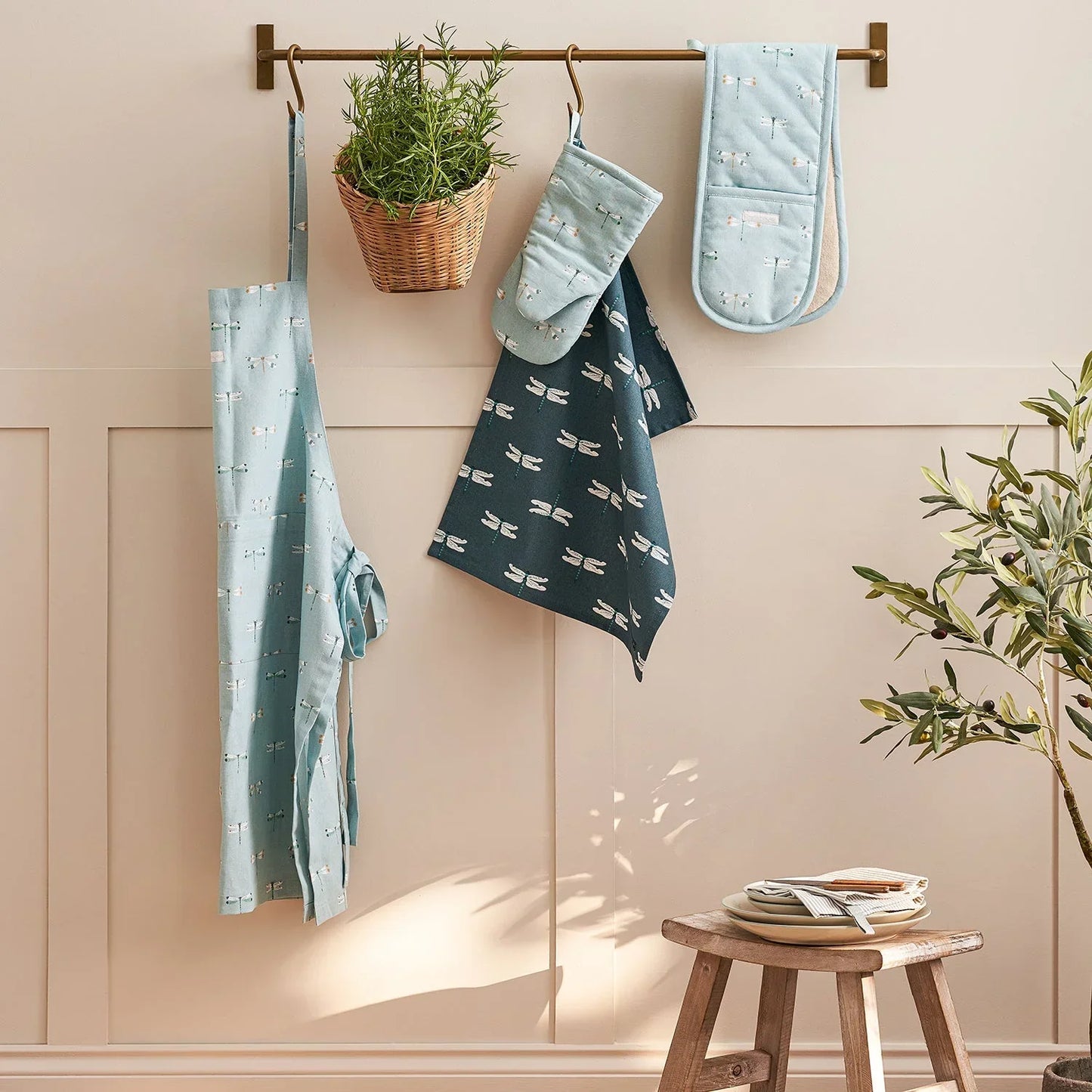 Sophie Allport Watercolour Dragonfly Oven Mitt - Marcel’s Culinary Experience