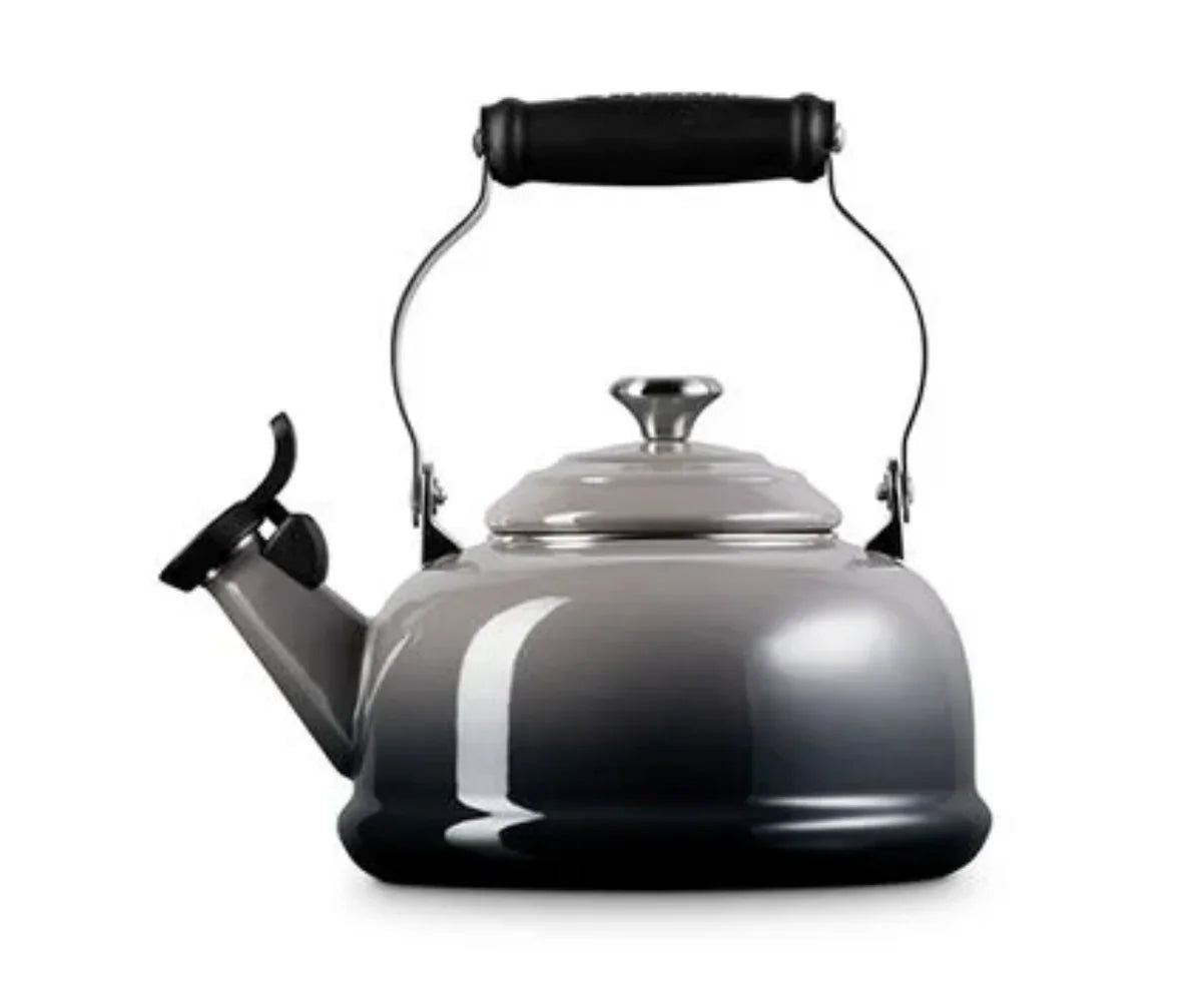 Le Creuset Classic Whistling Kettle 1.7 qt - Oyster