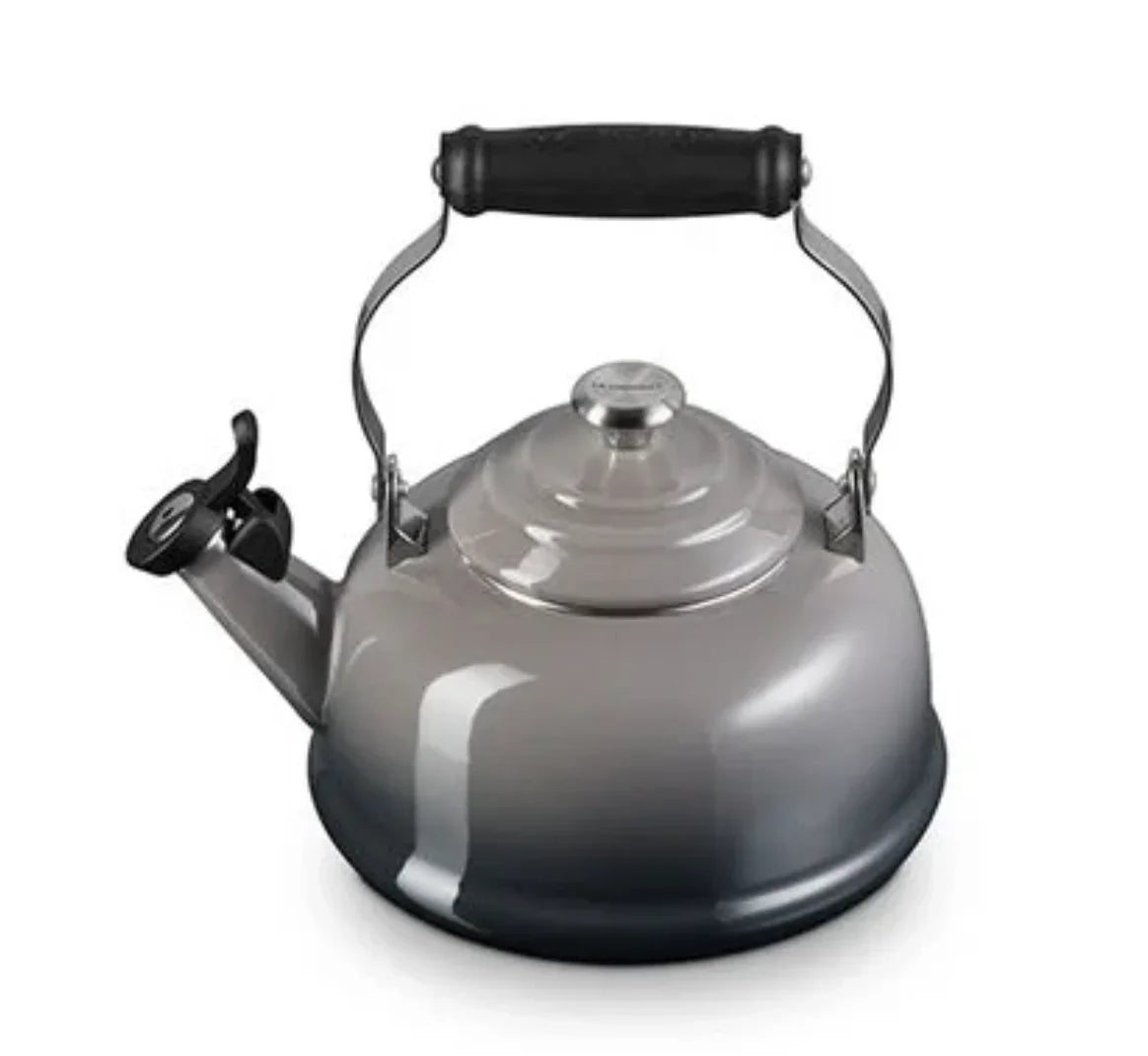 Le Creuset Classic Whistling Kettle 1.7 qt - Oyster