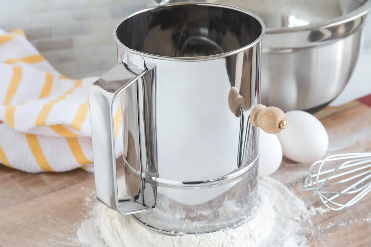 Flour Sifter, 4-Cup, 5.75" x 5.75" x 6.25" - Marcel’s Culinary Experience