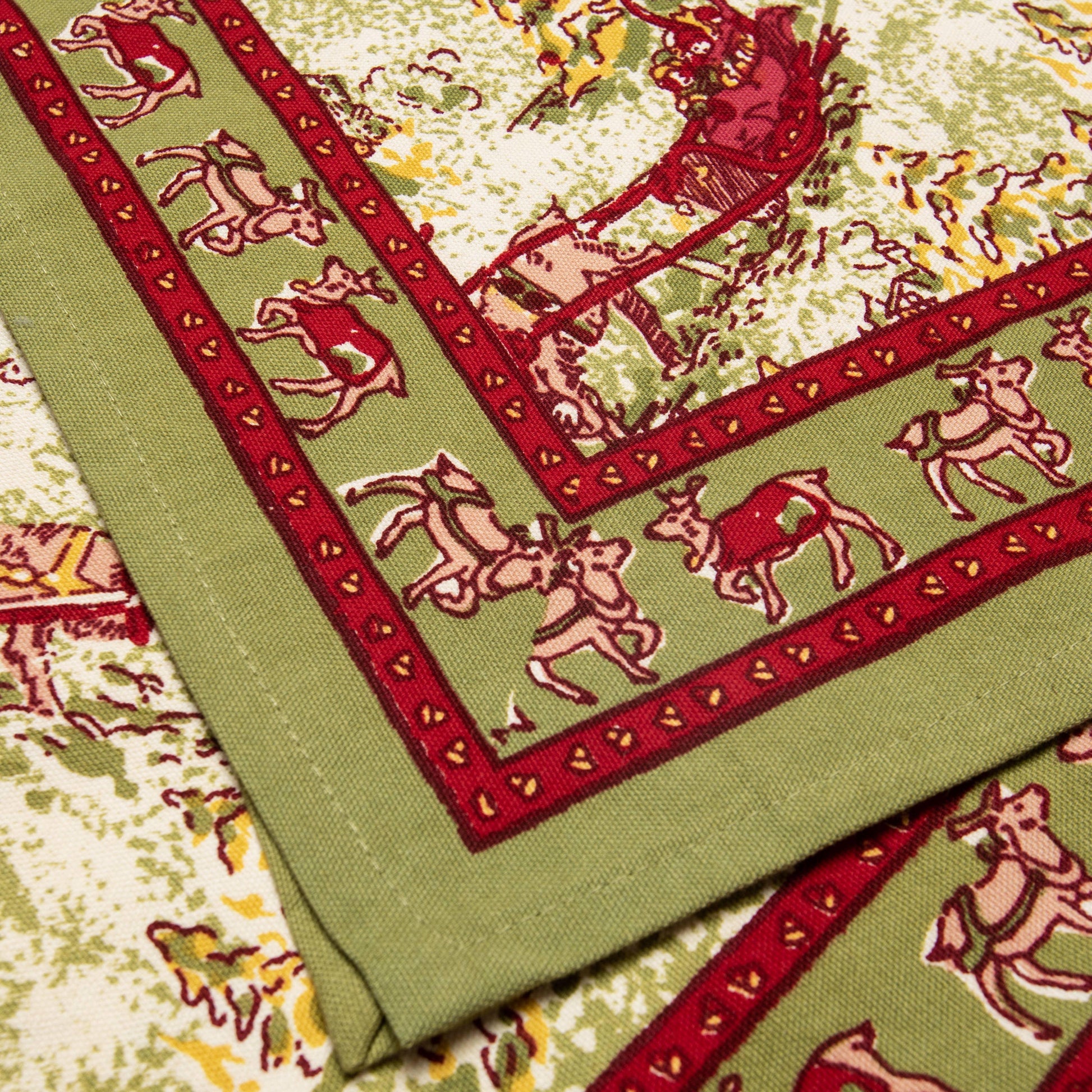 Couleur Nature Renne Red & Green | Table Runner - Marcel’s Culinary Experience