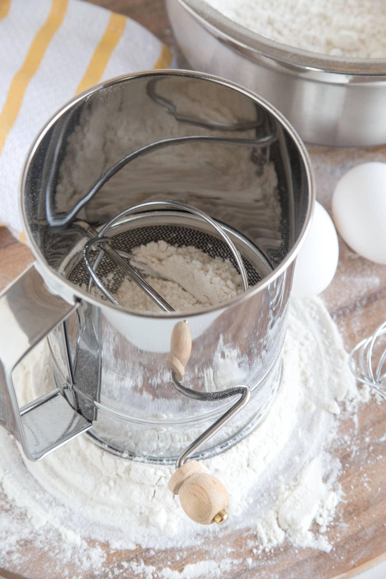 Flour Sifter, 4-Cup, 5.75" x 5.75" x 6.25" - Marcel’s Culinary Experience