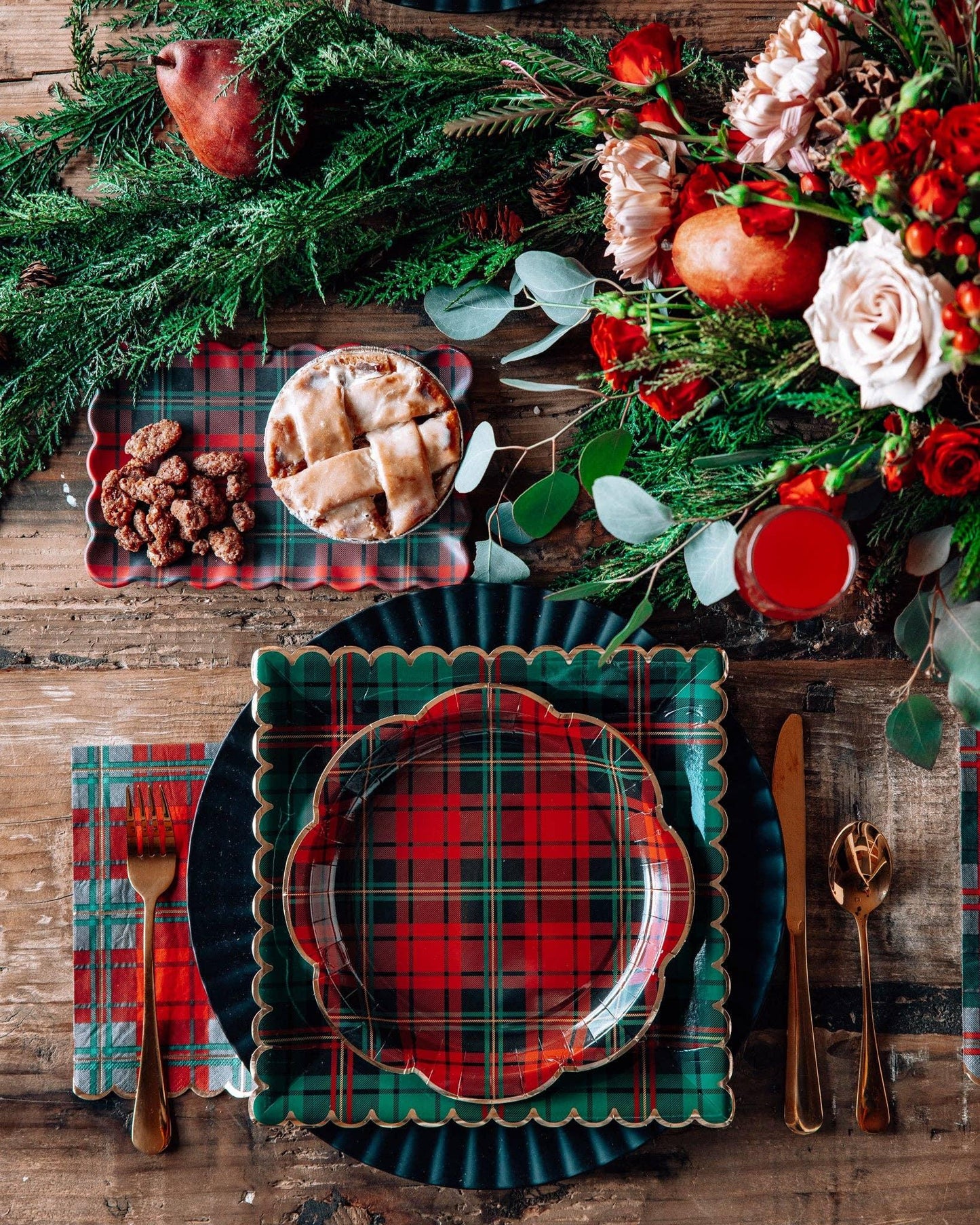 Red Christmas Plaid Round Scalloped Plate - Marcel’s Culinary Experience