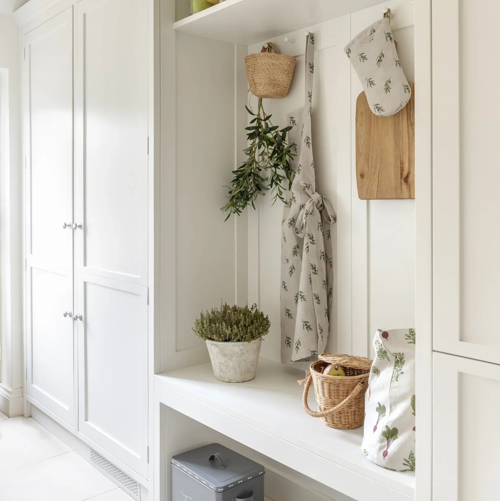 Sophie Allport Olive Linen Adult Apron - Marcel’s Culinary Experience