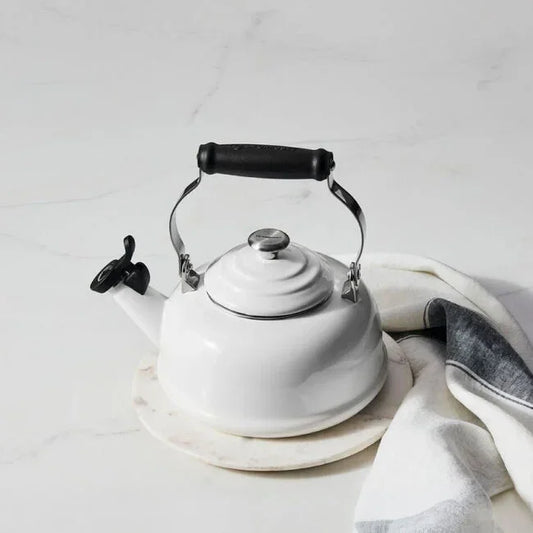 Le Creuset Classic Whistling Kettle 1.7qt - White